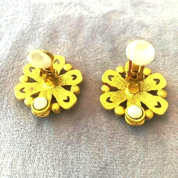 Mid Century Orange Resin flower clip earrings in Gold plate w/ White faux pearls - Picture 2 of 2